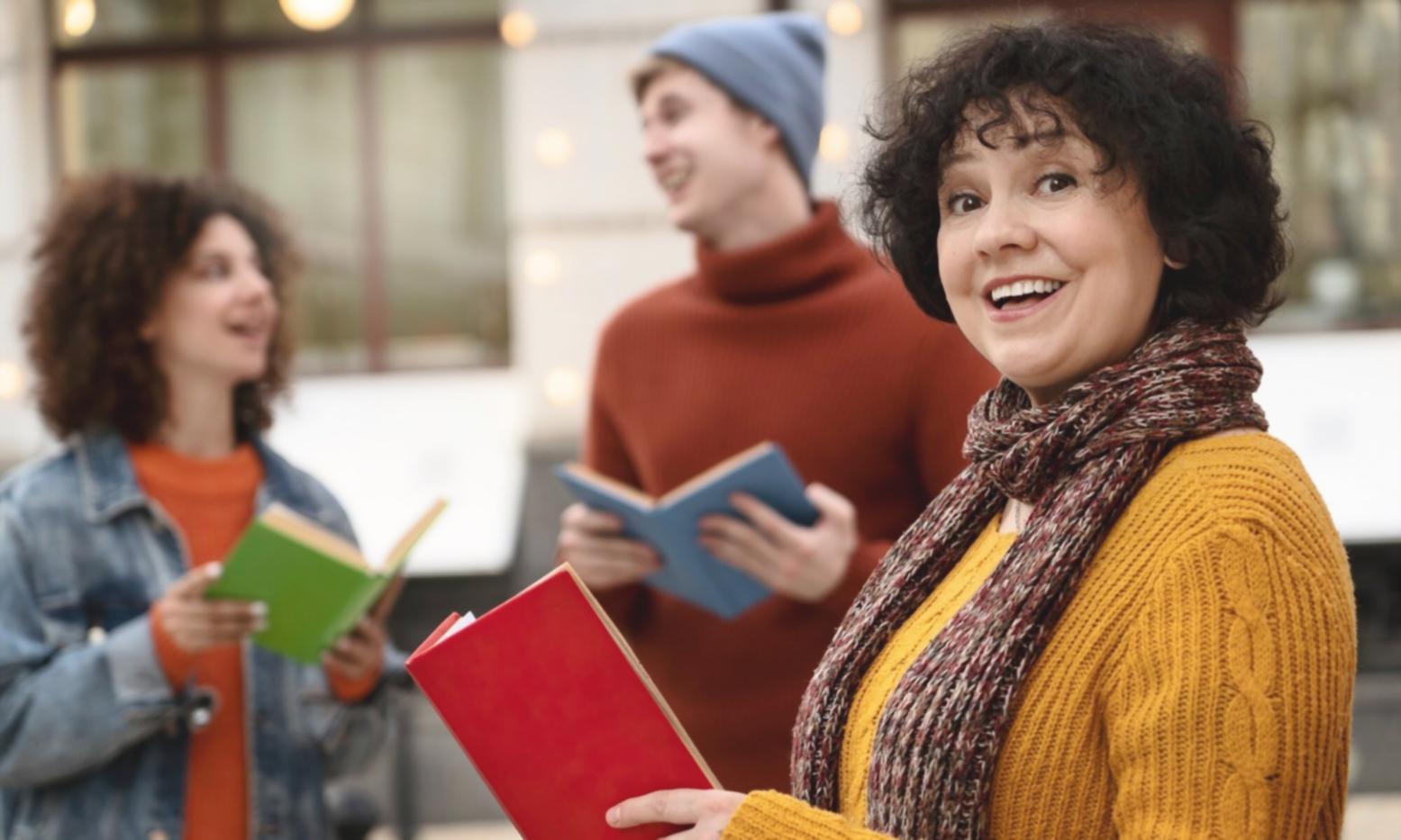 Étudiants en formation financière collaborant sur un projet